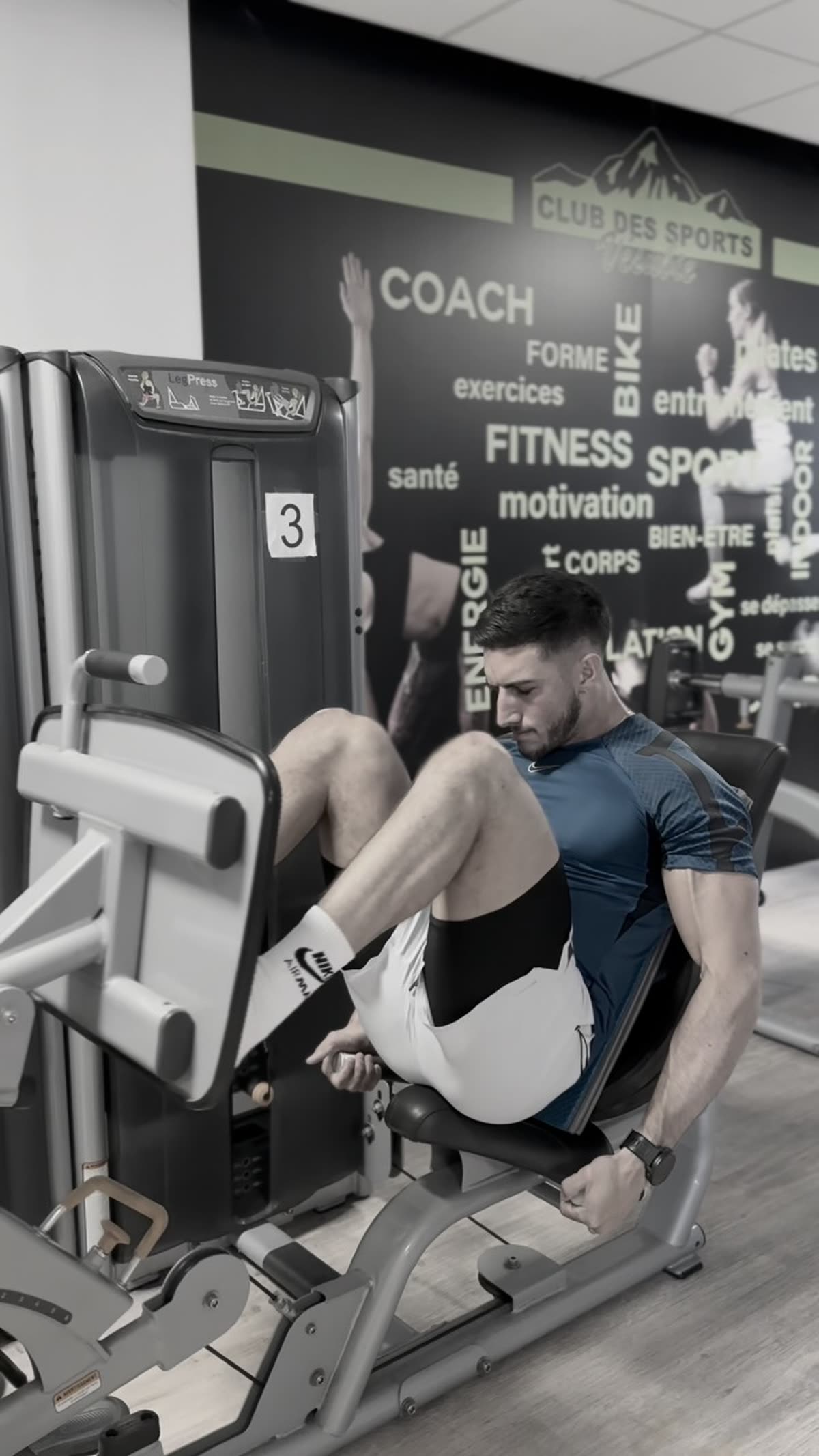 Exercice de leg press encadré par le coach