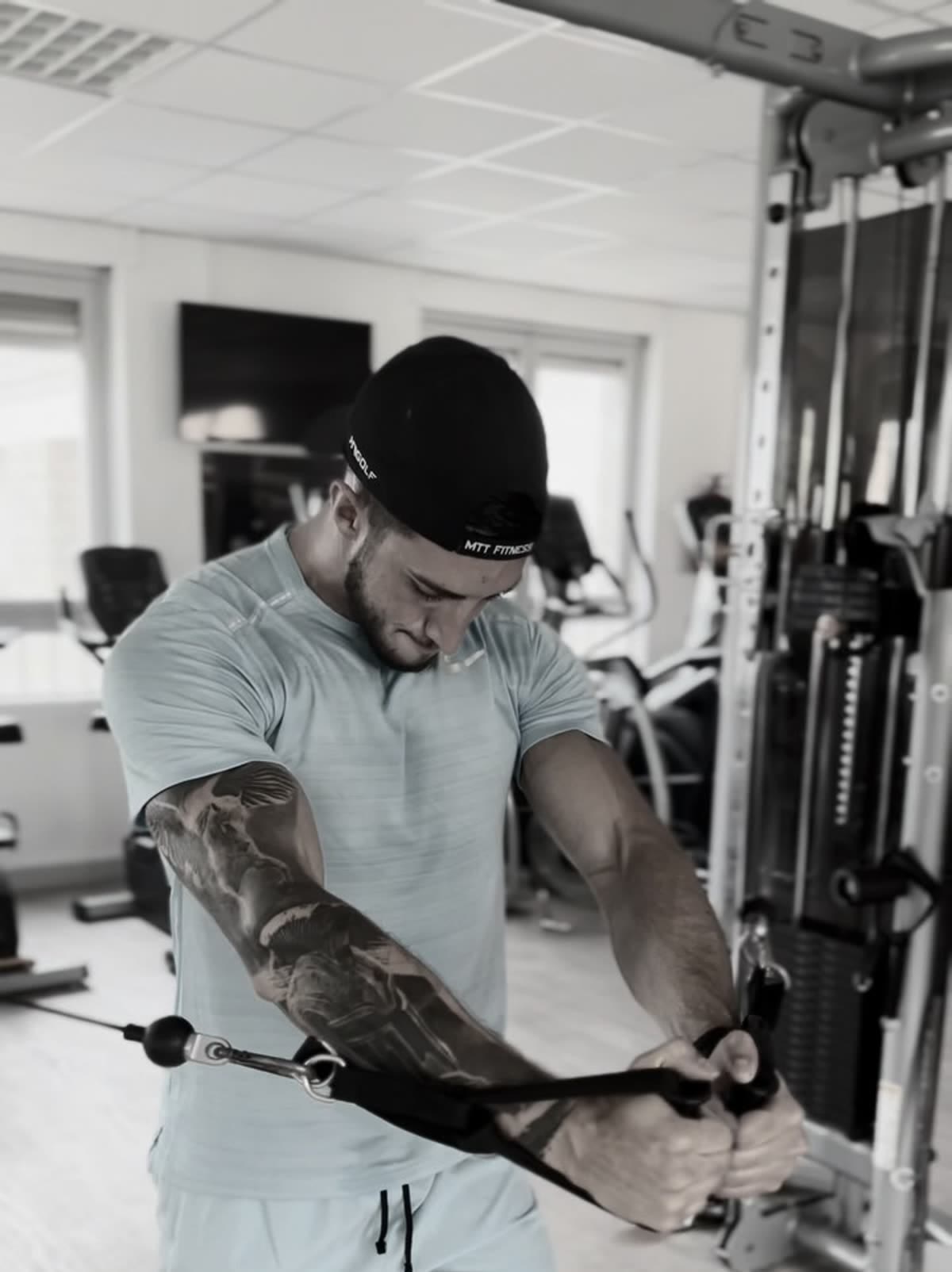 Séance de tirage en poulie avec MTT FITNESS
